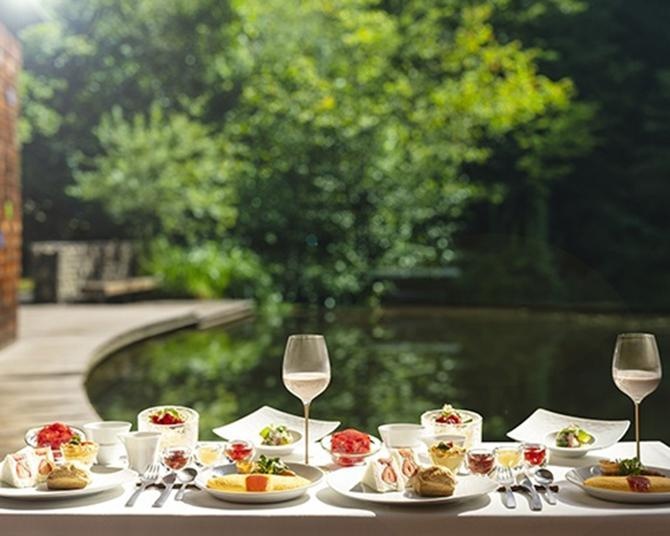 野鳥のさえずりが響く水辺のテラスで3色のいちごを味わう「軽井沢いちごモーニング」星のや軽井沢で3月4日から提供開始