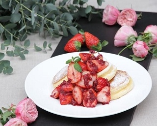 「幸せのパンケーキ」銀座店がオープン！バラの花びらとイチゴを使った新メニューを先行販売