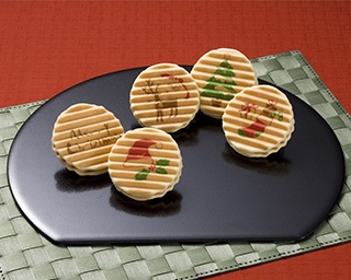 「千寿せんべい」にツリーの模様が！おもたせにも喜ばれるクリスマス和菓子