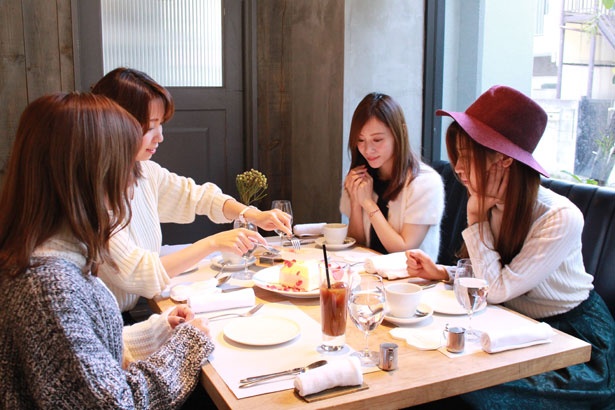 ホールケーキを囲んで女子会はいかが？