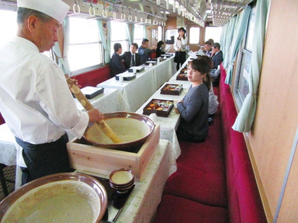 大きなすり鉢ですったばかりのとろろと、麦ご飯はお代わりもできる/明知鉄道 じねんじょ鉄道