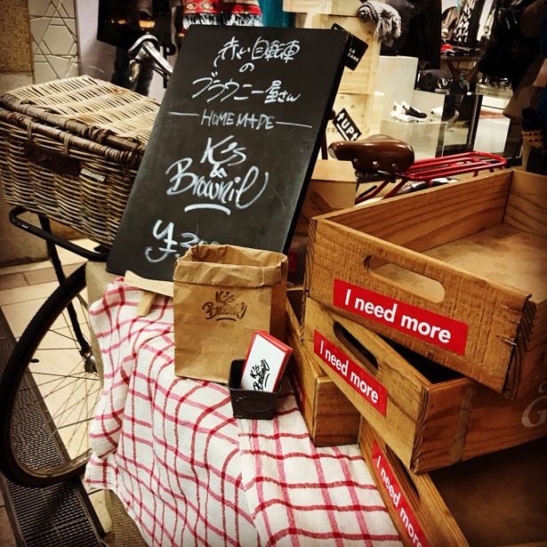 赤い自転車でブラウニーの路上販売を行っているK’s＆Brownie