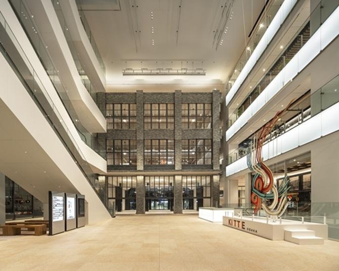 JR大阪駅からアクセス抜群！日本全国のご当地グルメやクラフトが集まる大阪中央郵便局跡地の新スポット「ＫＩＴＴＥ大阪」を紹介