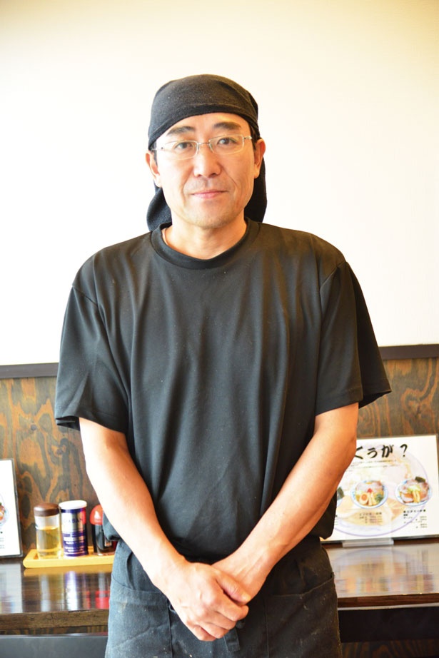 「無料の背脂をプラスしてもおいしいですよ」と店主の長谷川直さん