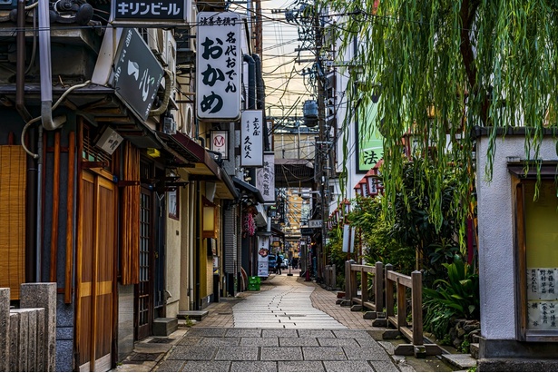 名代おかめの看板が見える