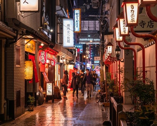 【道頓堀観光】くいだおれ人形のその先に…なにわ情緒あふれる別世界!?「法善寺横丁」で楽しむレトロさんぽ