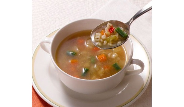 「大麦と野菜のスープ」（346円）は食べ応えバッチリ！　しかも63kcal