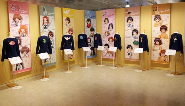 あんこう、カメさん、アヒルさん…大洗女子の各チームのエンブレムが背中にデザインされたジャケットも展示