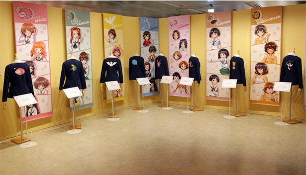 あんこう、カメさん、アヒルさん…大洗女子の各チームのエンブレムが背中にデザインされたジャケットも展示