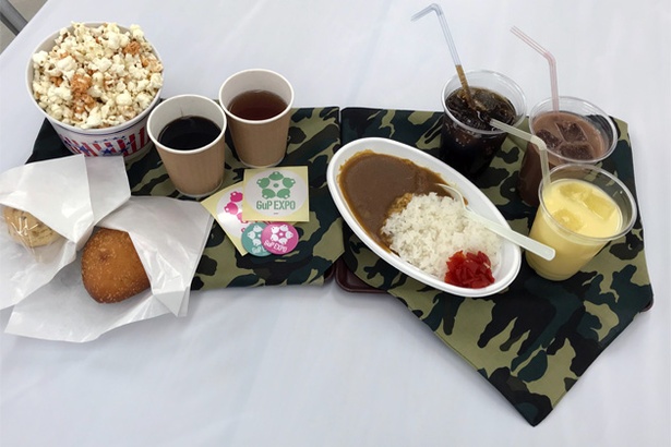カフェメニューは、カレー、ピロシキ、ポップコーンなどのフードに、ミルクセーキ、コーラなどのドリンクも!