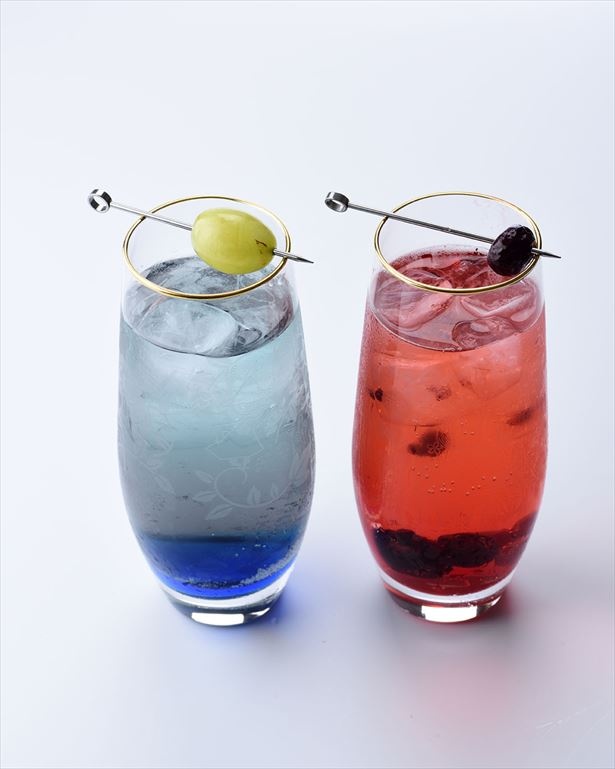 オーロラの輝き(左)、サンタクロースベリー(右)※ノンアルコールカクテル(税抜600円、プラス100円でスパークリングワインに変更可)