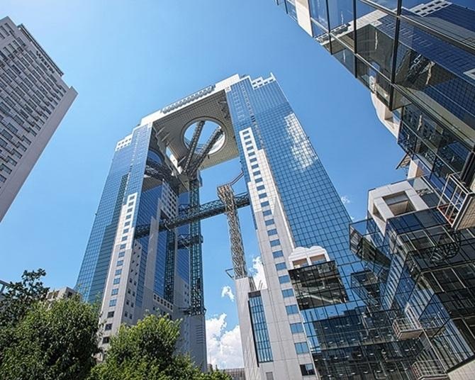 空中庭園から絶景を堪能！シースルーの空中エスカレーターも。JR梅田駅北側“うめきた”エリアの「梅田スカイビル」が愛され続ける理由