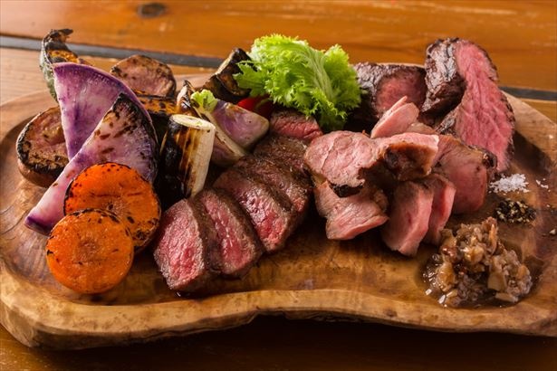 「オススメ肉3種盛り合わせ 300g(野菜のグリル)」