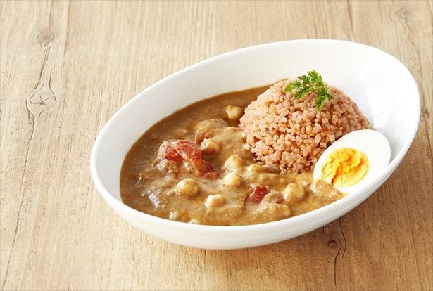 【写真を見る】栄養価の高いノニジュースを飲んで育った鶏の卵である「ノニ卵」をトッピングした「トマトとひよこ豆のAGEレスカレー」(税抜980円)