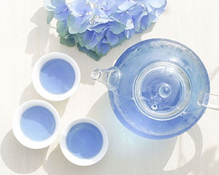 緑茶なのに青!?宝石のように美しい「ブルーグリーンティーシリーズ」で楽しむ優雅なティータイム
