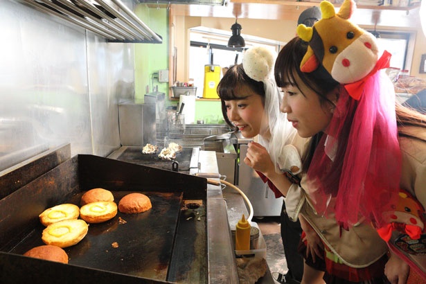 「バンズからいい香りがして来ましたよ〜」