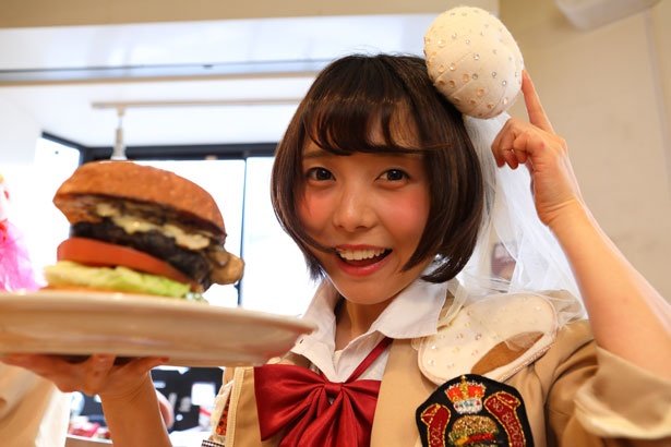 「皆さん！キノコのハンバーガーですよー！」