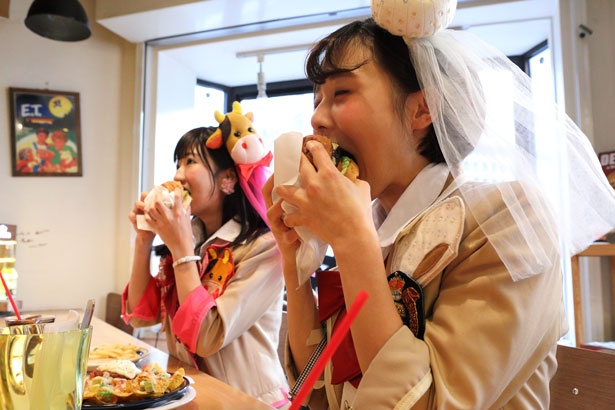 「ハンバーガーをパクり！」