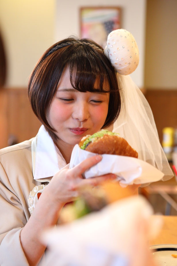 「ううっ、ハンバーガールやっててよかった！」