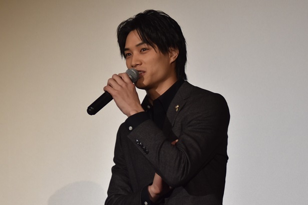 【写真を見る】鈴木伸之が舞台挨拶に登壇