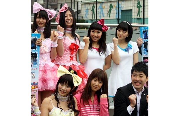 アイドルに囲まれ、R-1ぐらんぷりチャンピオンもゴキゲンです