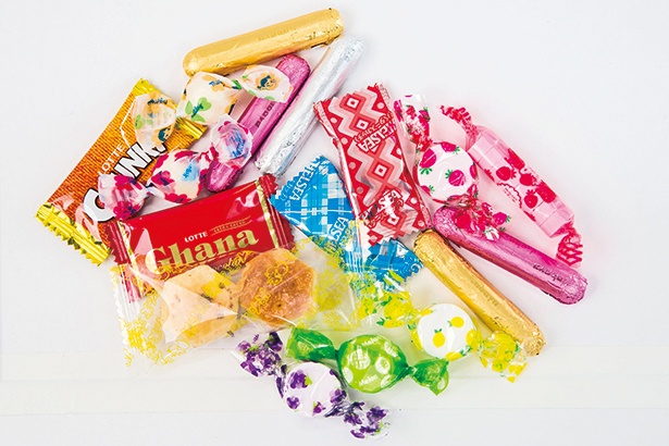 ツリーの装飾！お菓子は大量に！
