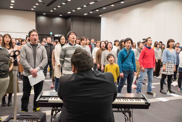 全員で発声練習している様子