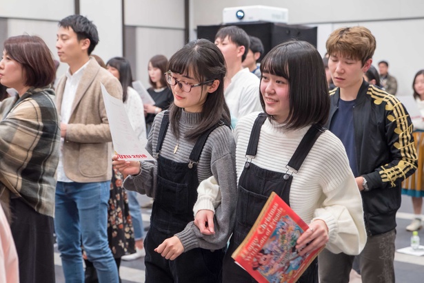 腕を組んで友達と仲良く参加