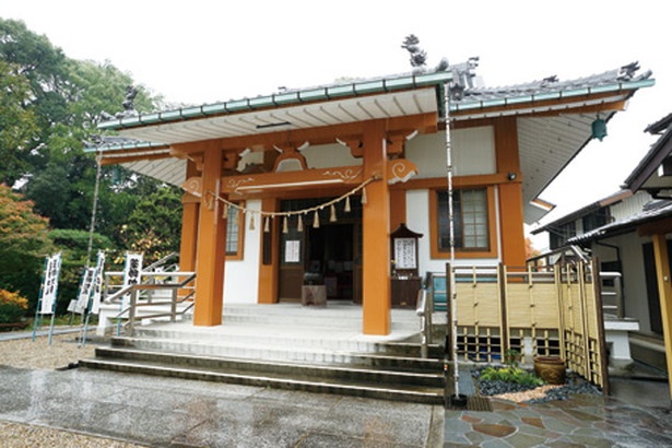 「牛頭山 宝寿院」の本堂では、護摩祈祷のほかに満月の夜に瞑想会なども開催される