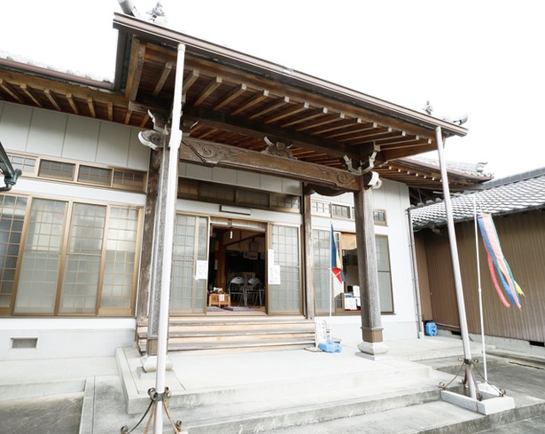 「龍渕寺」は住宅街にたたずむ小さな寺。本堂の入口横にご朱印の受付所がある