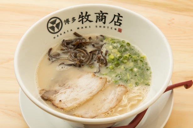 ｢博多 牧商店｣の｢白とんこつ｣(600円)。とろみのある豚骨100％スープが美味