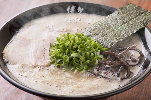 ｢博多一双 博多駅東本店｣の｢らーめん｣(600円)。スープは濃度が高く、旨味が深い