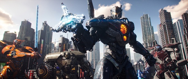 本作の主人公ジェイク(ジョン・ボイエガ)が乗り込む主役のイェーガー“ジプシー・アベンジャー”(『パシフィック・リム~』)