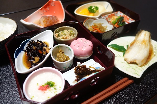 朝食は、ちょこちょこと盛り付けられた野菜料理の小鉢、庄内産のほかほかご飯、田舎味噌汁で気分をアップ