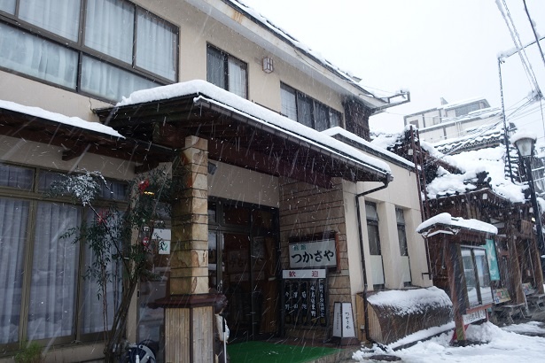 「つかさや旅館」の外観。共同浴場「正面の湯」はすぐ隣にあるのが便利
