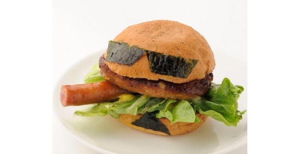 ｢マダオバーガーセット｣(ポテト・ドリンク付890円)は、照り焼きバーガーにソーセージのタバコ、海苔のサングラスとアゴヒゲで哀愁漂うマダオを表現