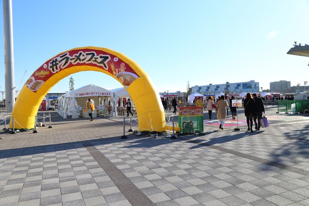 初日14時10分の開場後、ウマイルスクエアには続々と人が流れる