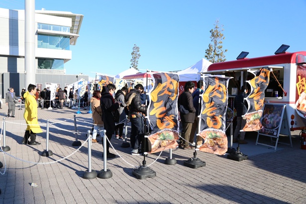 12月25日(月)は平日にもかかわらず、オープン直後から多くの人が来場。お目当ての1杯を堪能した