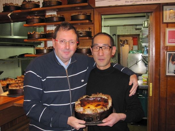 旧市街に並ぶ著名なバルの1つLa Vina。バスク料理や看板メニューのチーズケーキを目当てに多くの観光客が足を運ぶ
