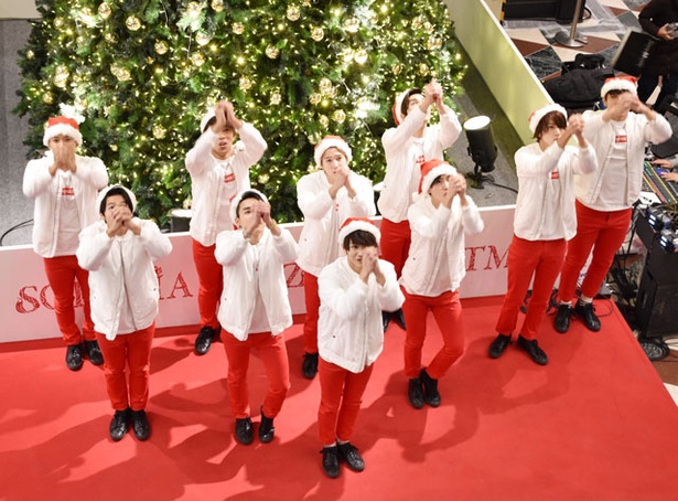 定番のクリスマスソングにあわせ、サンタクロースダンスを披露