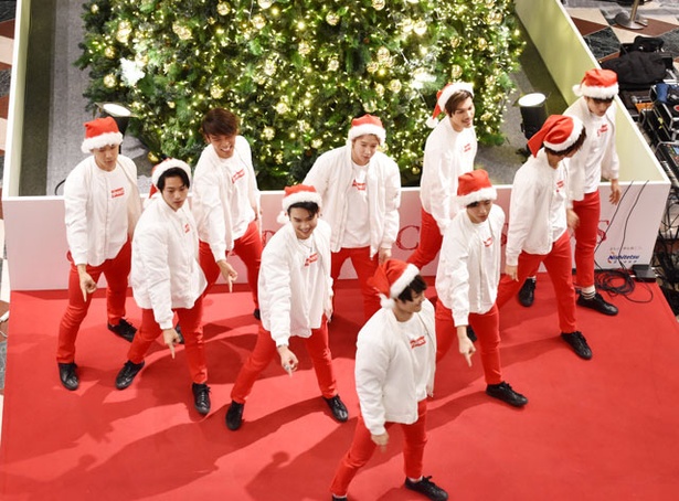 定番のクリスマスソングにあわせ、サンタクロースダンスを披露