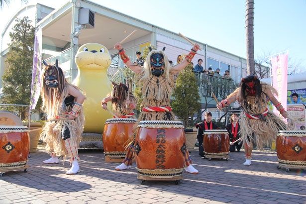 【写真を見る】なまはげが太鼓をたたく「なまはげ太鼓」