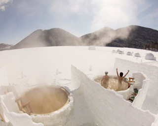 冬だけ現れる、湖上の氷のホテル＆世界で唯一の氷の露天風呂とは