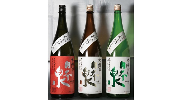 ふなくちとり純米大吟醸720ml(右、1543円)など、気に行った日本酒は1階で購入できる/日本泉酒造