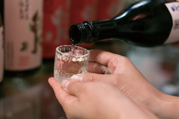 酵母が生きた芳醇な日本酒。グラスに注ぐと華やかな香りが広がる/日本泉酒造