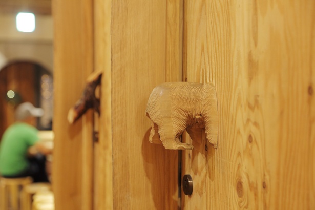 ドアの取っ手が、北海道土産でおなじみのアイヌの木彫りのクマ。この遊び心がたまらない