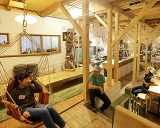 山にスキーに音楽にバク転!?　札幌のど真ん中にあるおもしろイベント満載の山小屋