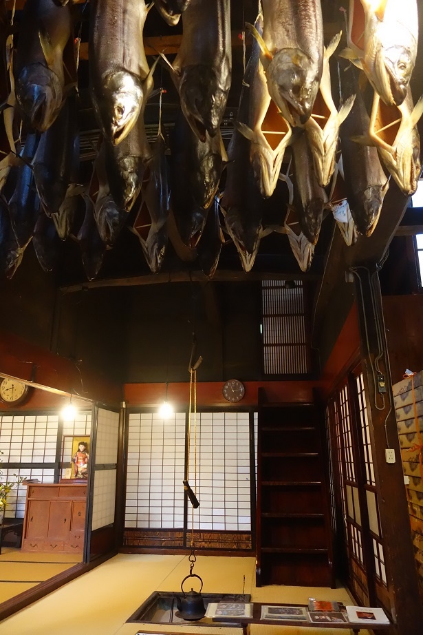 「千年鮭 きっかわ」の奥にある茶の間は、築120年の趣あるたたずまい。北西の風を鮭にあてて熟成させるため、冬でも吹きさらしだ