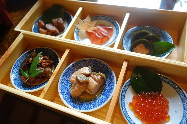 鮭料理十種のおかず類が二段のお重にイン。見た目も美しい