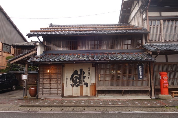 明治時代に建てられた趣たっぷりの町屋内で営業している「千年鮭 きっかわ 」。内観も素敵だ